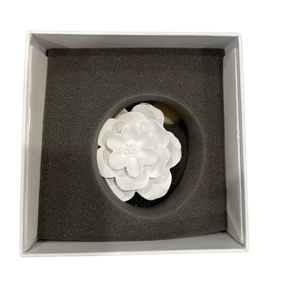 Blush Tahitian Gardenia Porcelain Diffuser by Apothecary Guild (New) - Picture 5 of 6